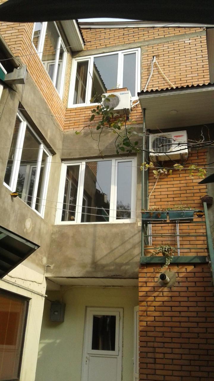 Guesthouse Different Tbilisi Esterno foto