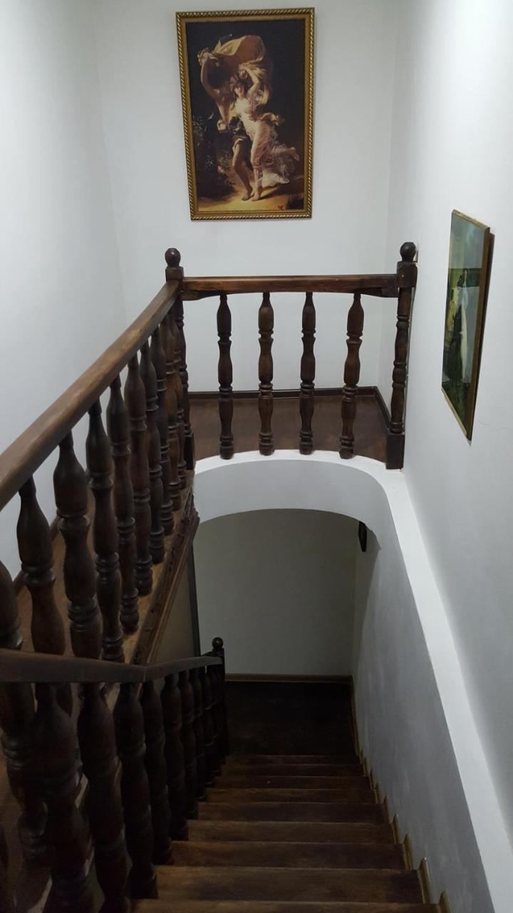 Guesthouse Different Tbilisi Esterno foto