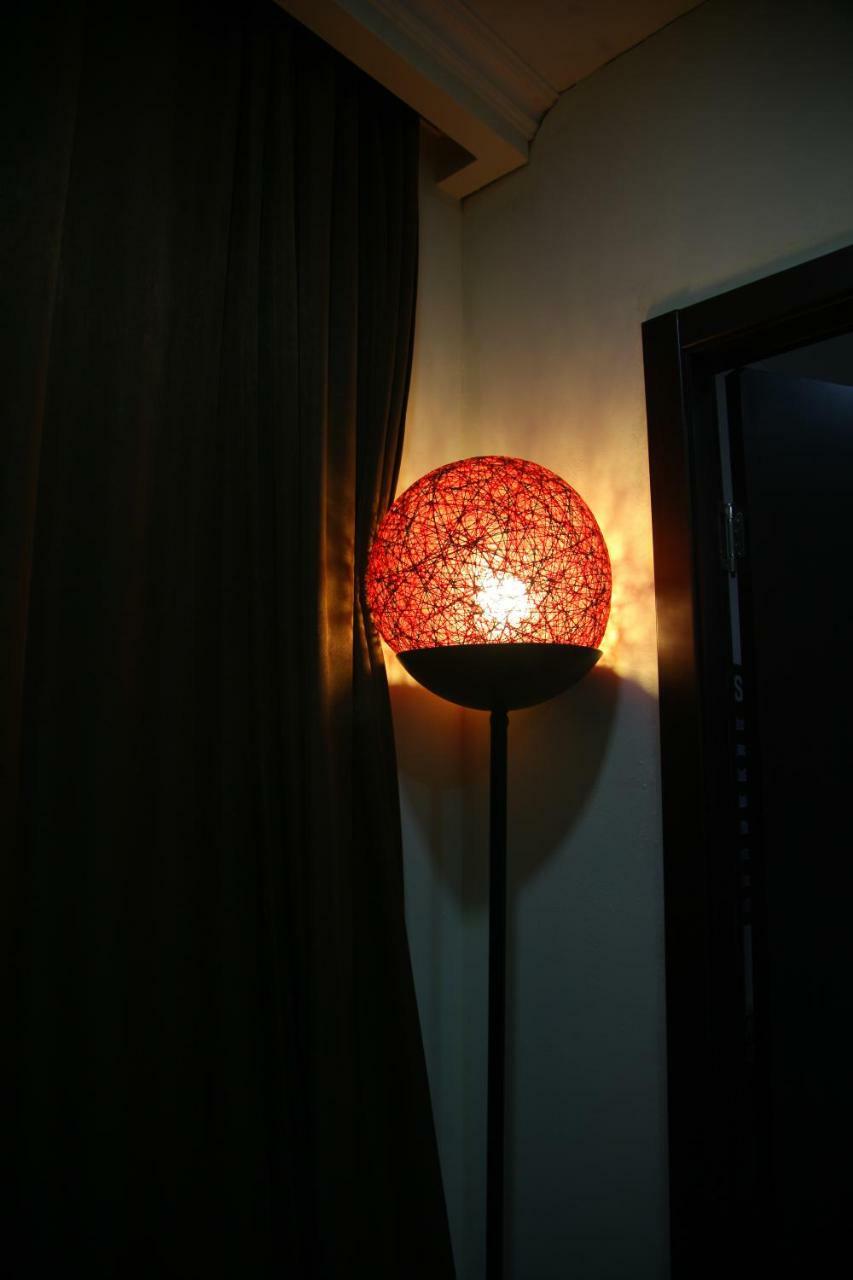 Guesthouse Different Tbilisi Esterno foto