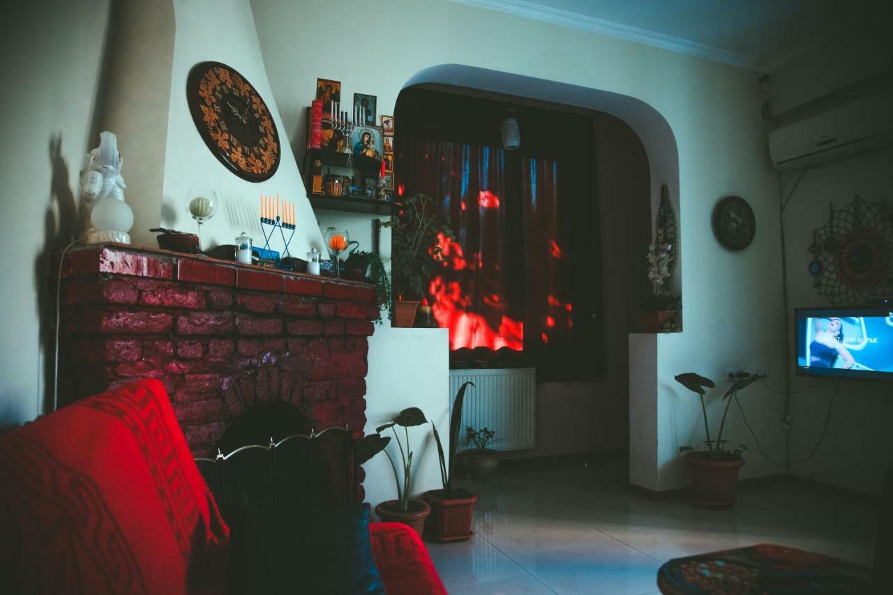 Guesthouse Different Tbilisi Esterno foto