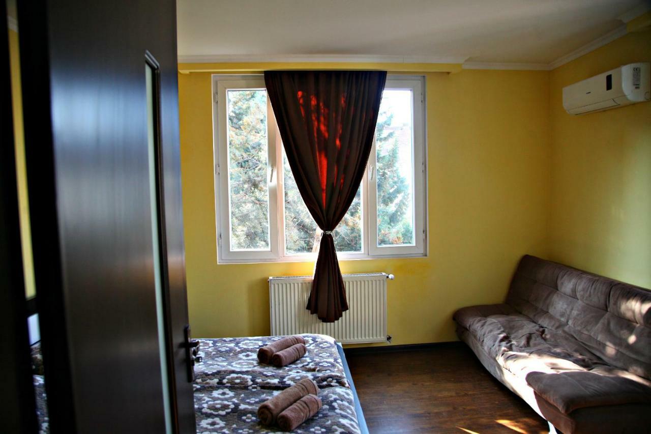 Guesthouse Different Tbilisi Esterno foto