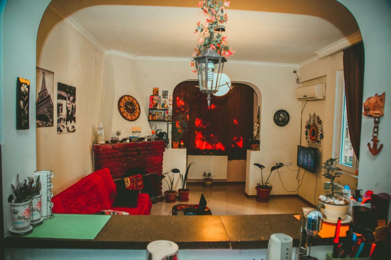 Guesthouse Different Tbilisi Esterno foto