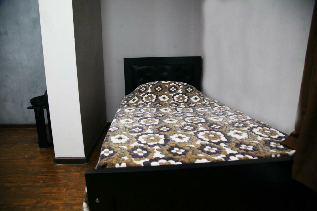 Guesthouse Different Tbilisi Esterno foto