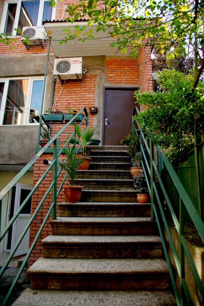 Guesthouse Different Tbilisi Esterno foto