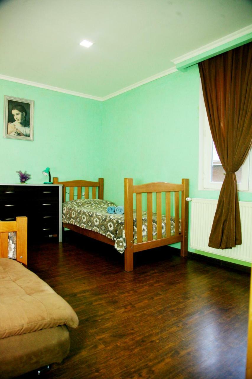 Guesthouse Different Tbilisi Esterno foto