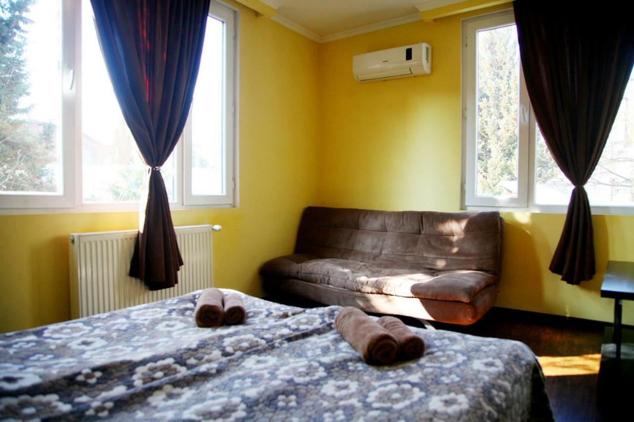Guesthouse Different Tbilisi Esterno foto