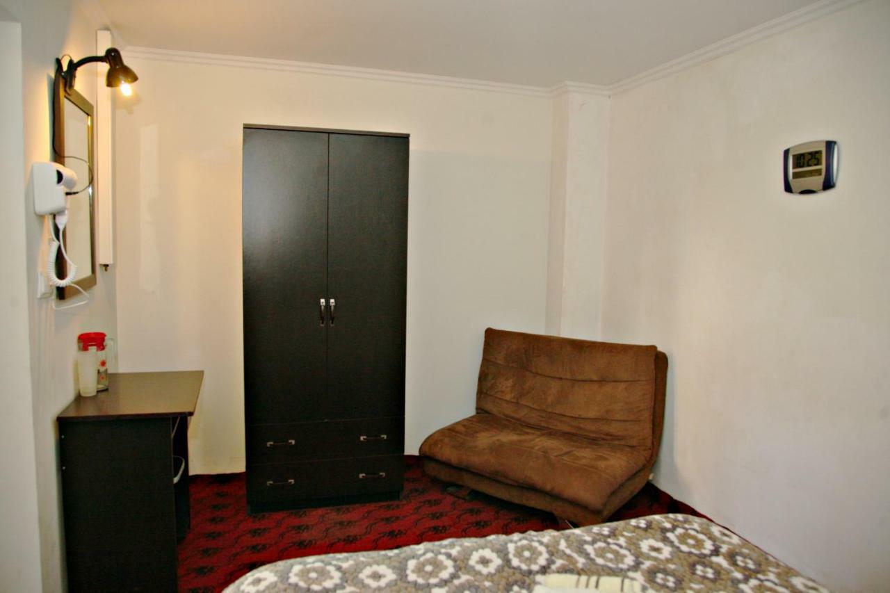Guesthouse Different Tbilisi Esterno foto