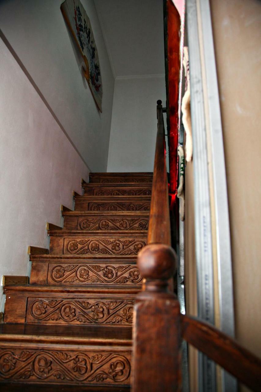 Guesthouse Different Tbilisi Esterno foto