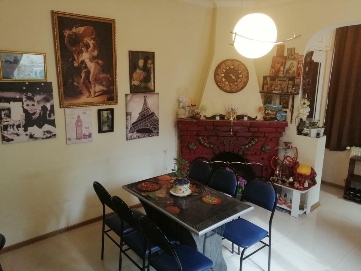 Guesthouse Different Tbilisi Esterno foto