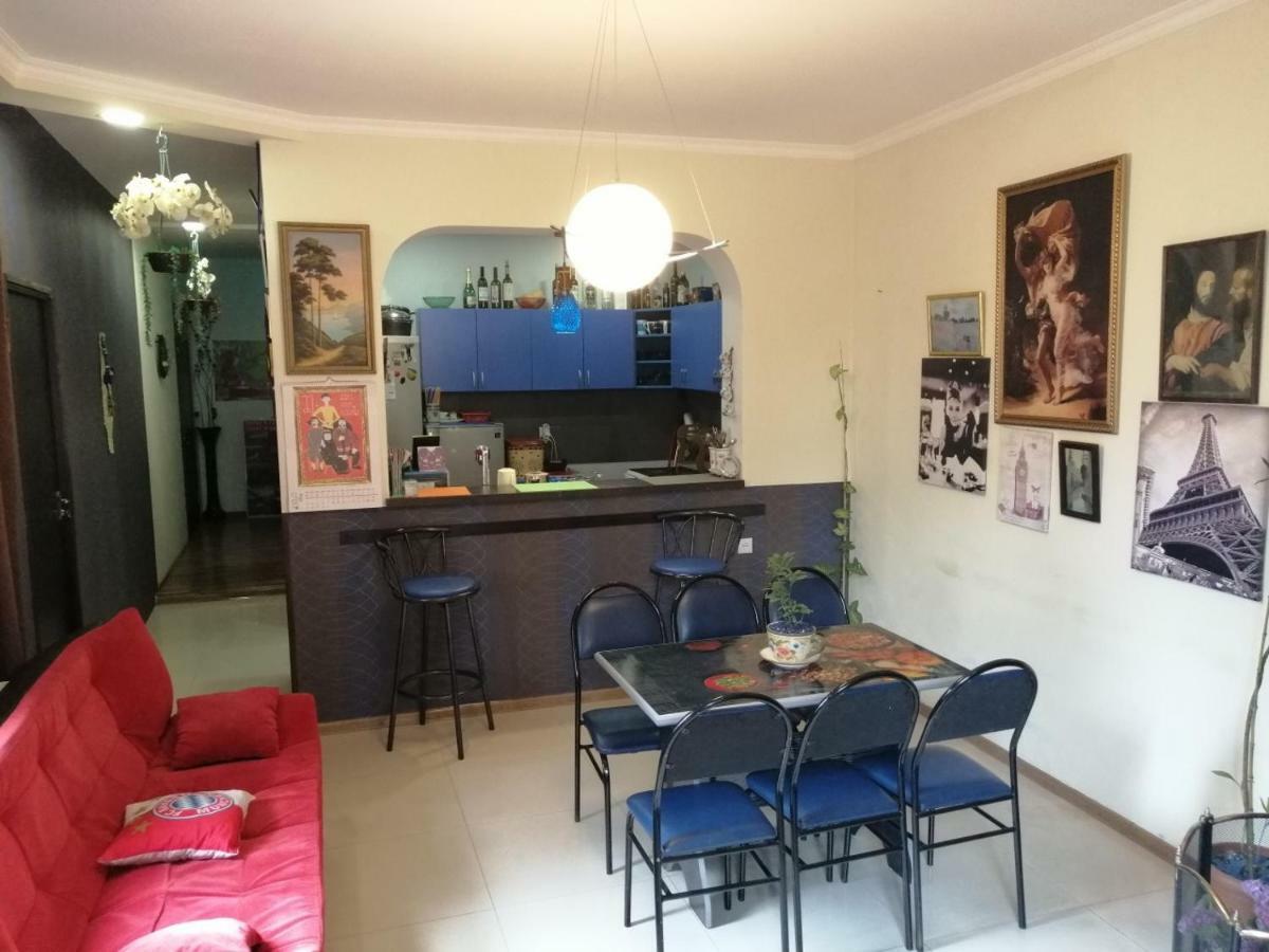 Guesthouse Different Tbilisi Esterno foto