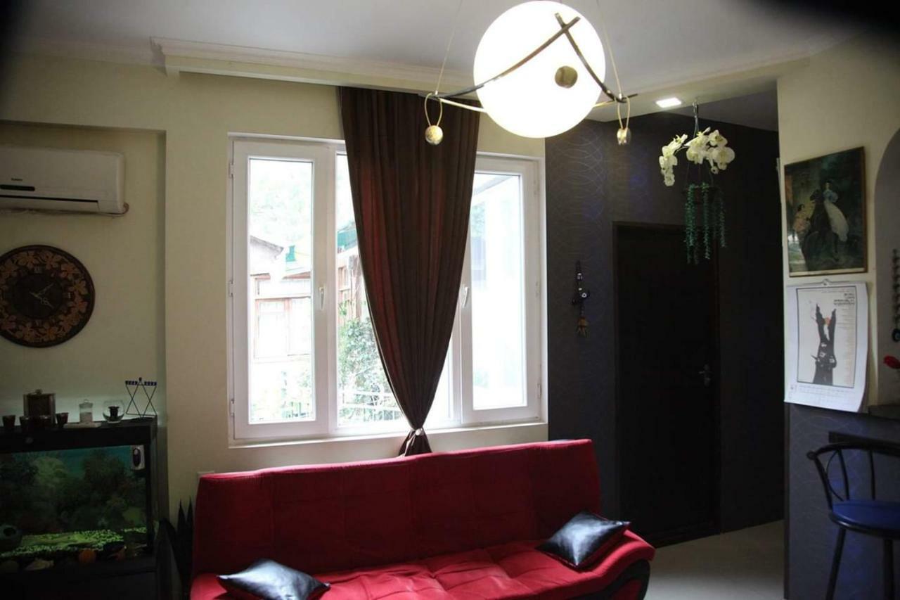 Guesthouse Different Tbilisi Esterno foto