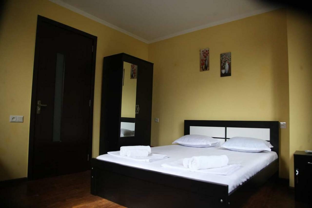 Guesthouse Different Tbilisi Esterno foto