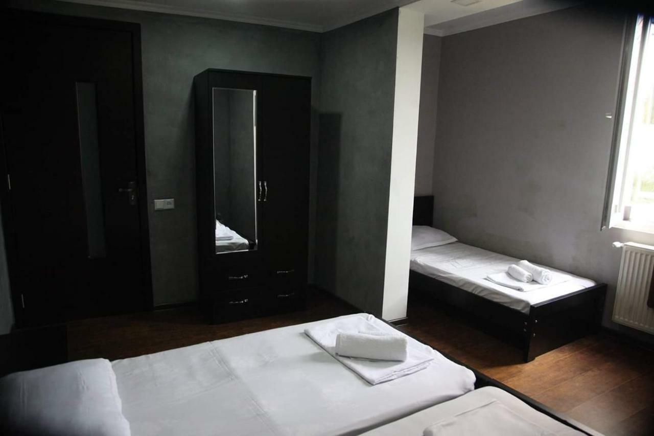 Guesthouse Different Tbilisi Esterno foto